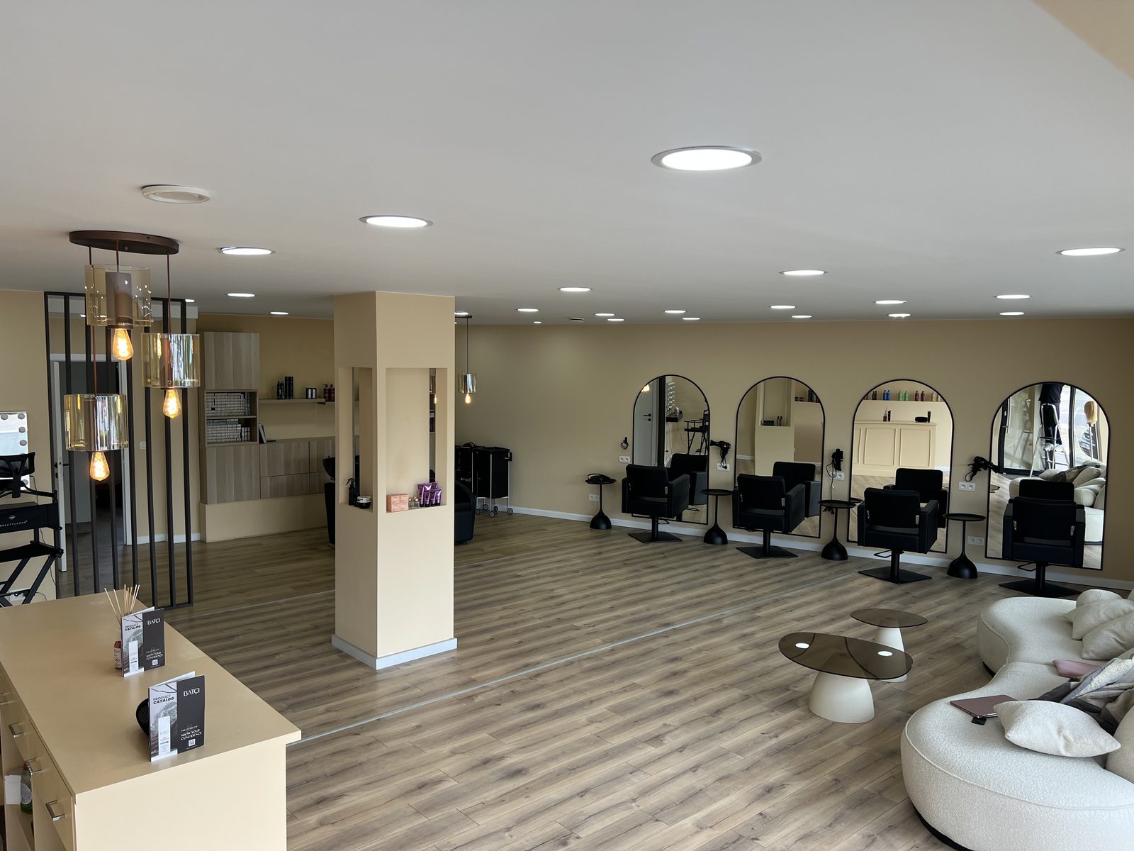 Interieur van OVNPURE premium haarsalon